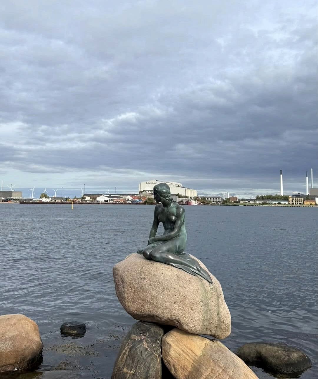 Estátua da Pequena Sereia sobre a pedra à beira da água