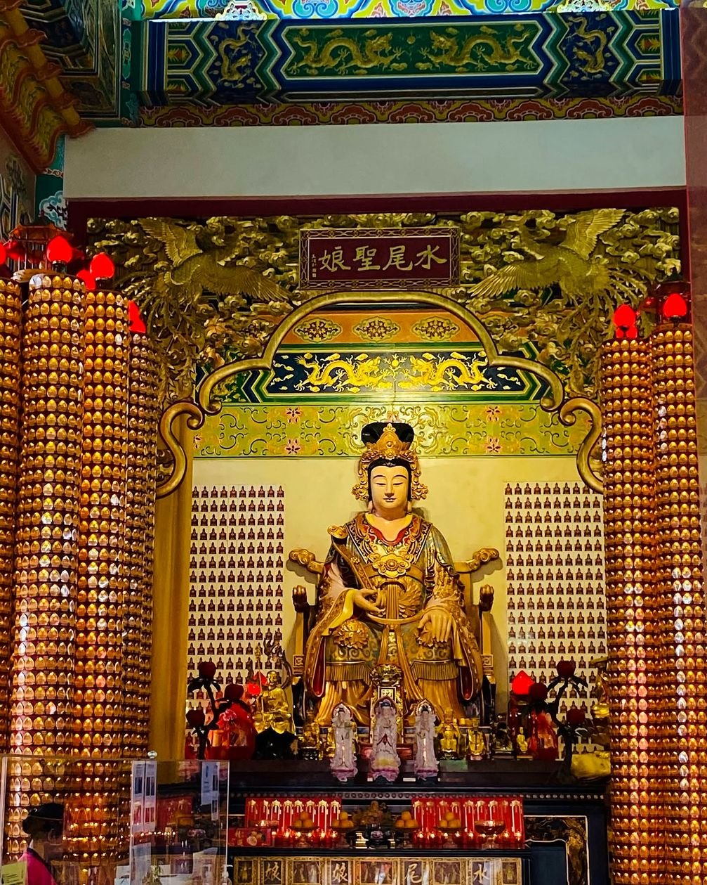 Altar dourado com a estátua da deusa no interior do Templo Thean Hou
