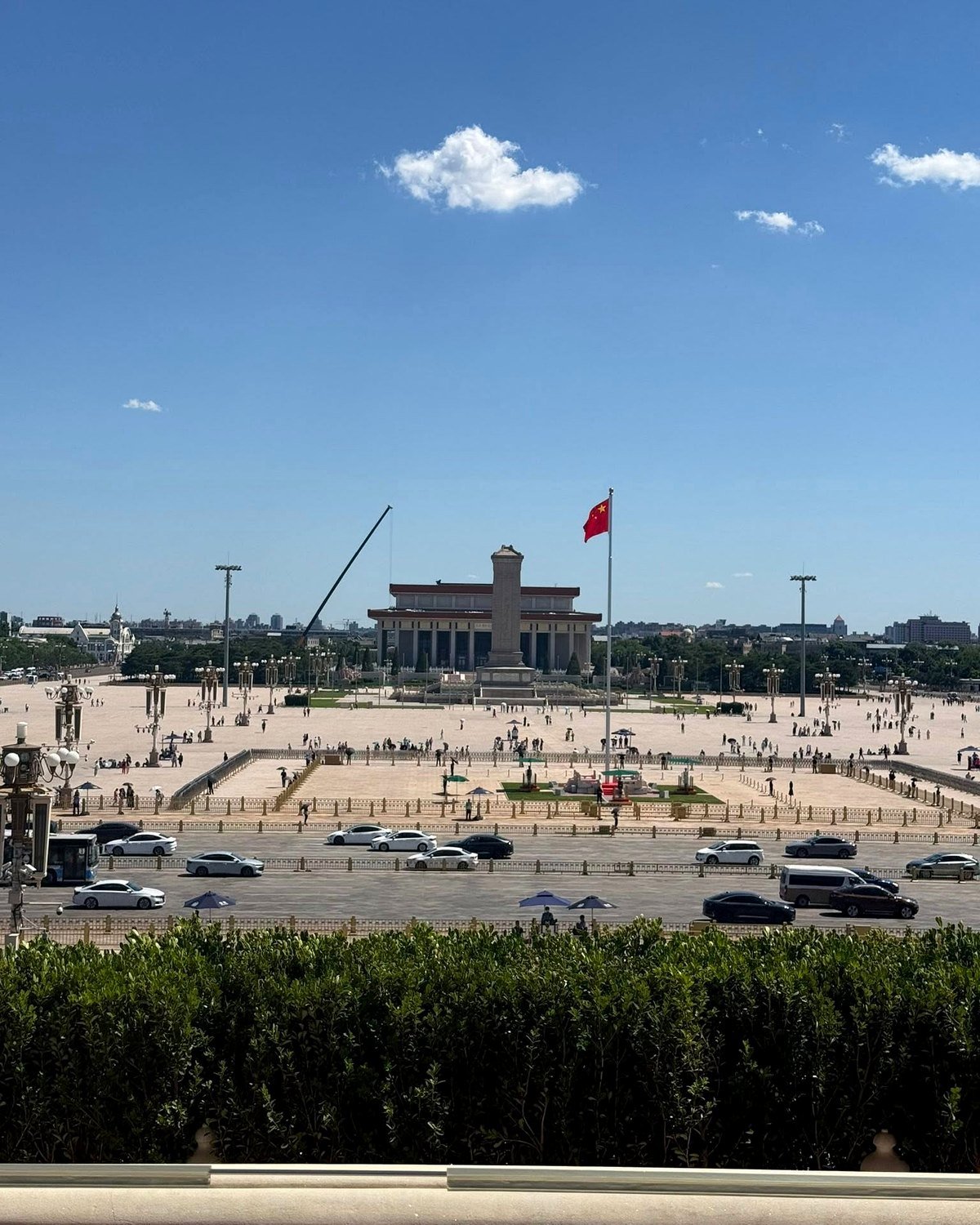 Praça Tiananmen, em Pequim, com a bandeira chinesa e o monumento ao centro