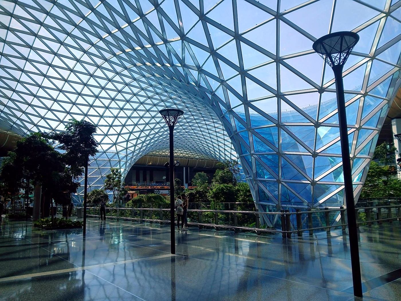 Jardim interno sob cúpula de vidro no Aeroporto Internacional Hamad