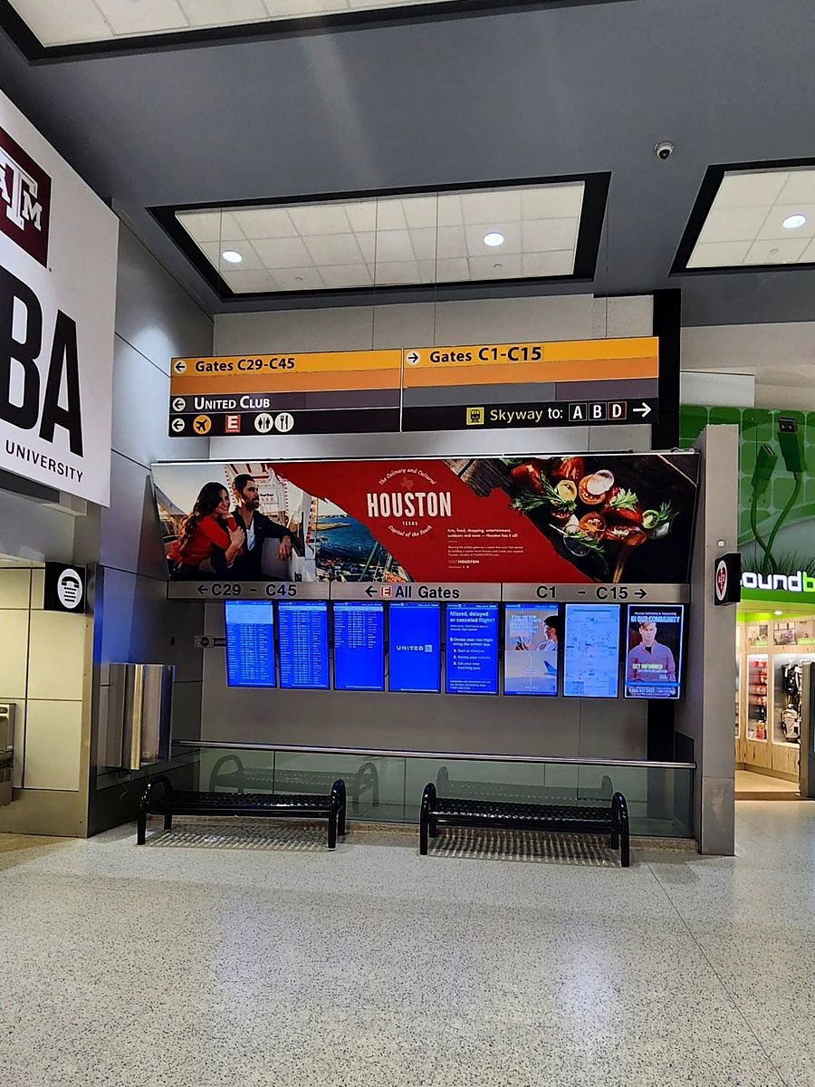 Painel de voos e portões no Aeroporto Intercontinental de Houston