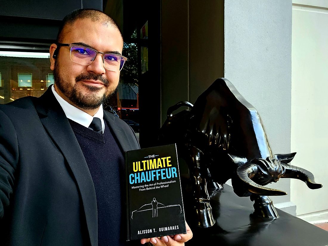 Alisson Guimarães com o livro The Ultimate Chauffeur em Dallas