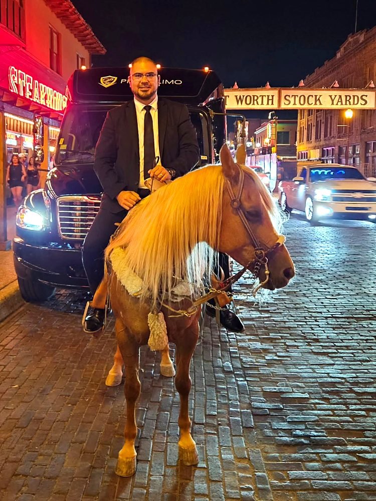 Alisson Guimarães a cavalo em frente ao portal dos Fort Worth Stockyards