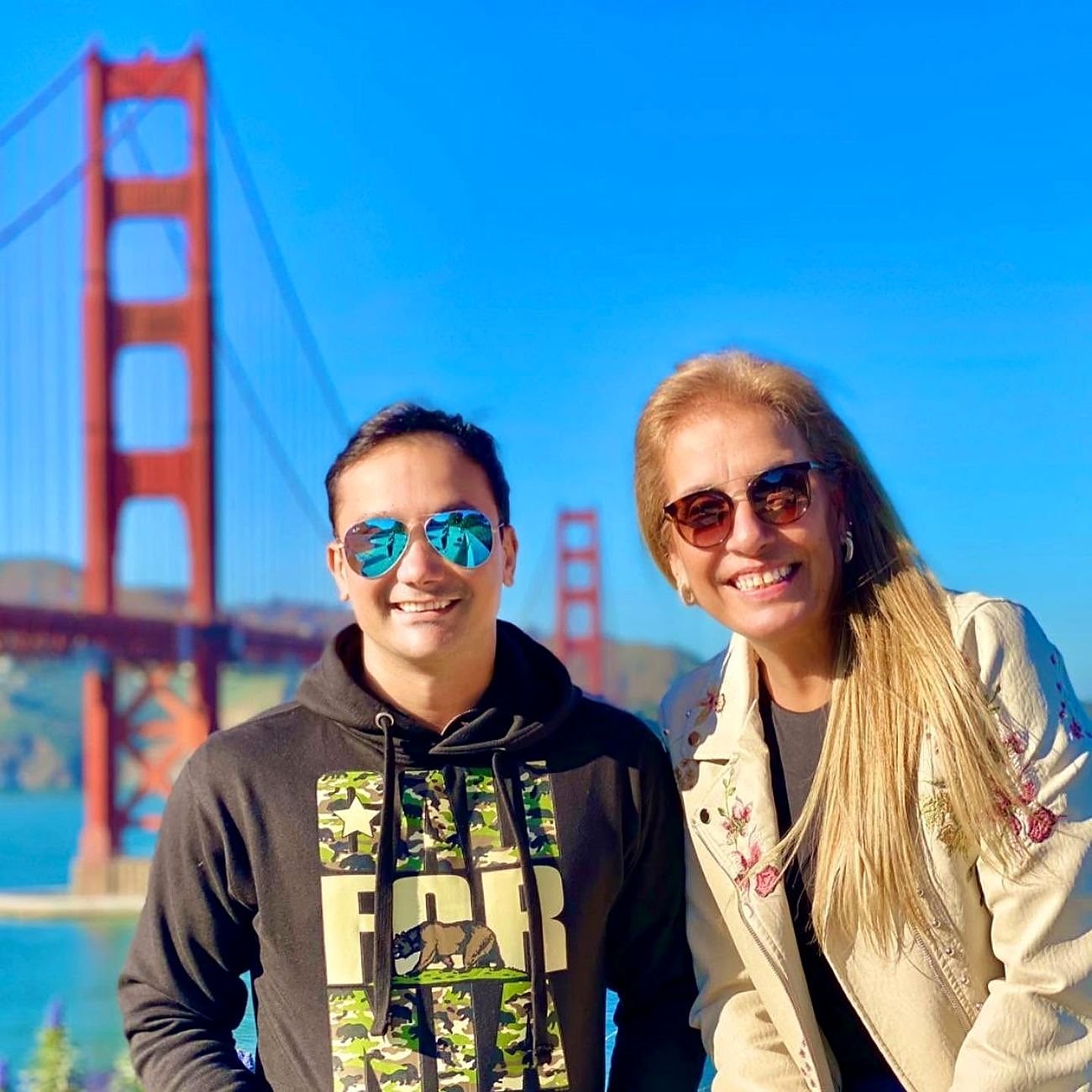 Andréia Brum, guia da Tripnow Tours, com o apresentador Rodrigo Ruas em frente à Golden Gate