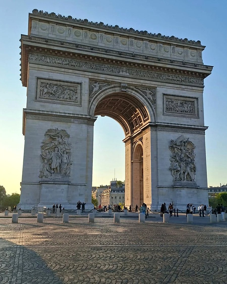 Arco do Triunfo no alto da Champs-Élysées