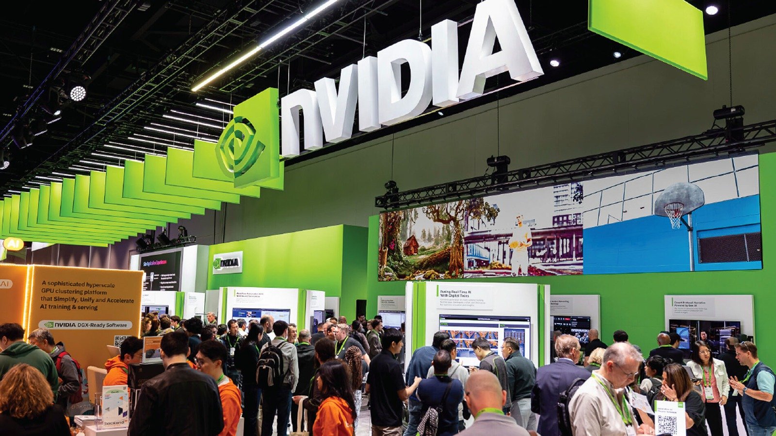 Estande da NVIDIA na área de exposição da GTC, com visitantes e demonstrações