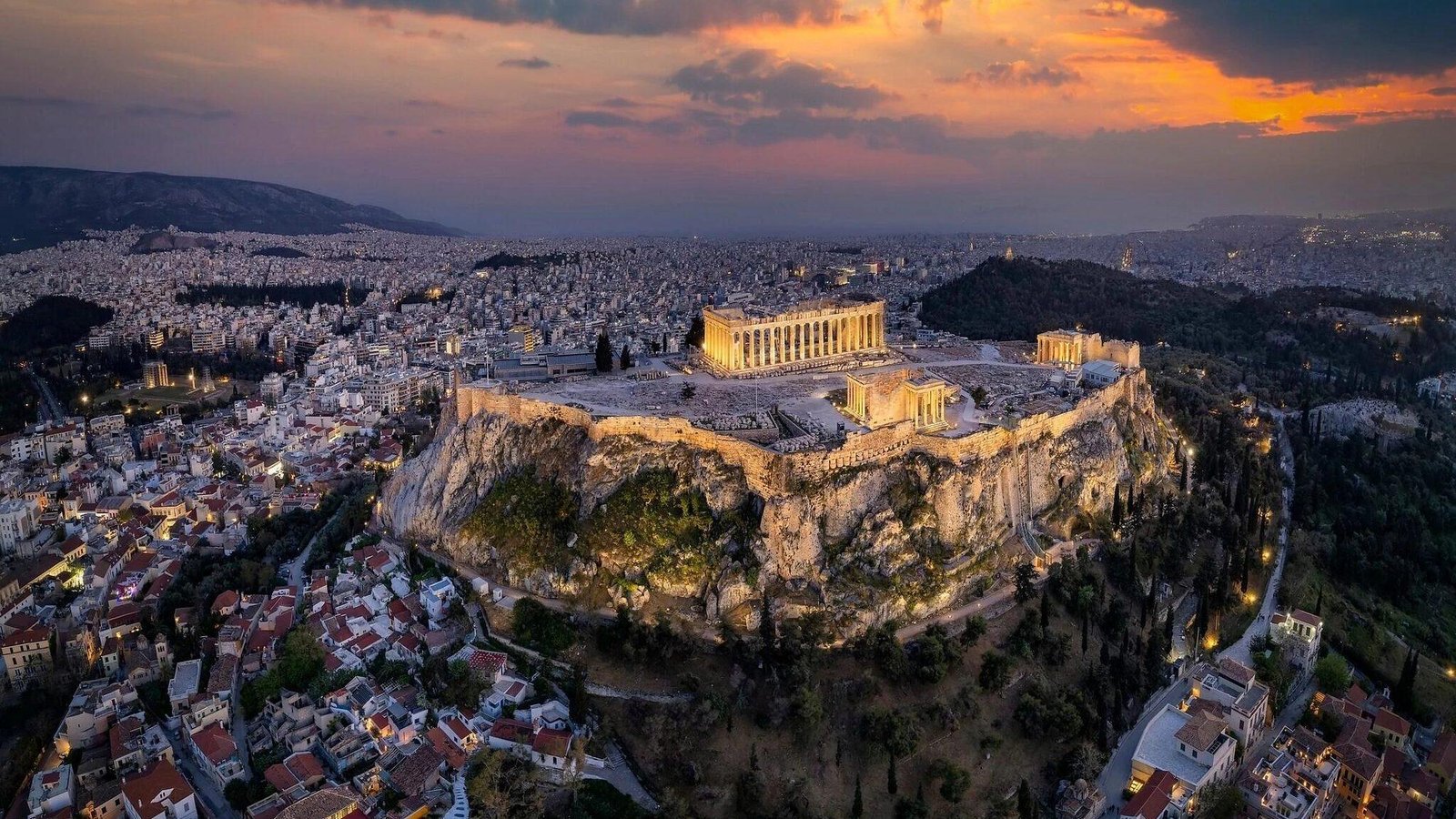 Vista aérea de Atenas com a colina da Acrópole no centro e a cidade até o horizonte