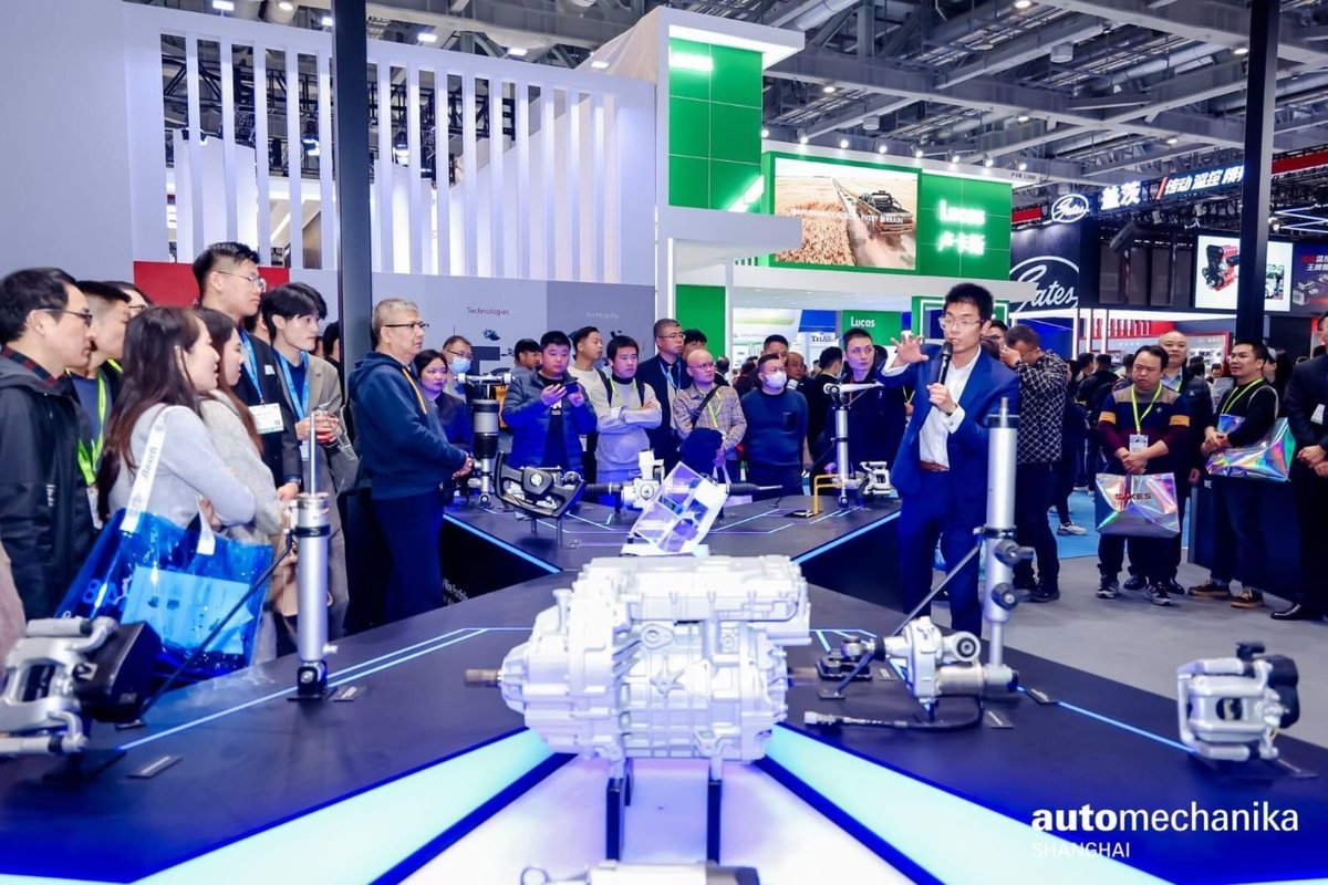 Autopeças e acessórios automotivos expostos em feira de aftermarket em Xangai