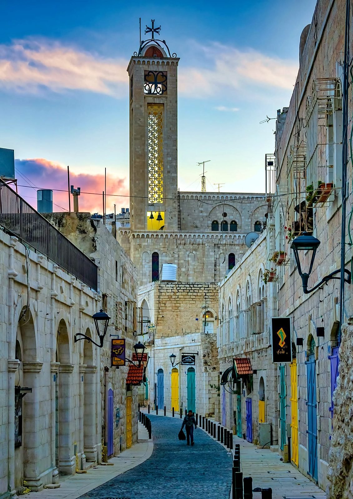 Rua histórica de Belém com torre de igreja - passeio com guia brasileira em Israel
