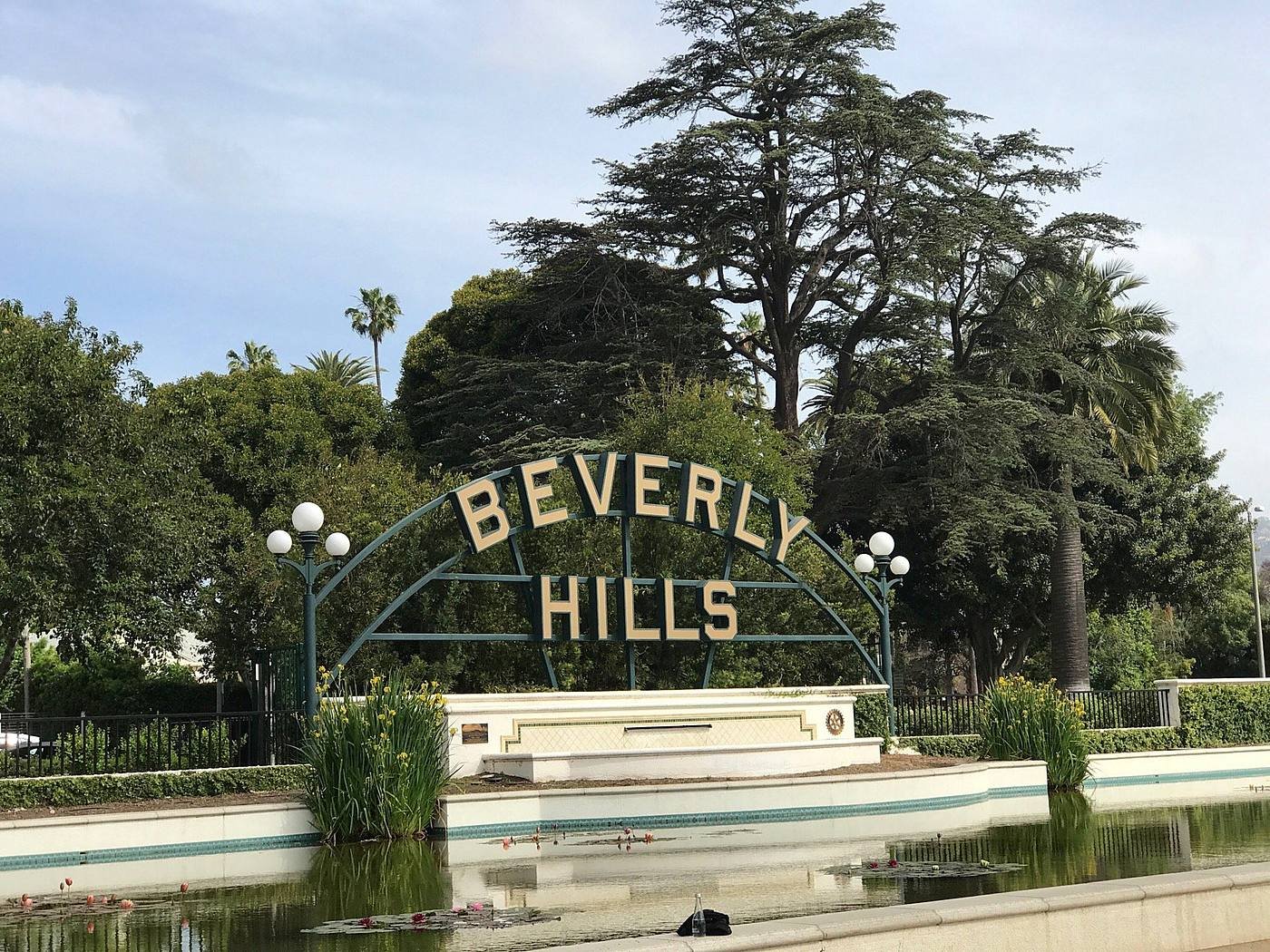 Placa de Beverly Hills nos jardins de entrada do bairro