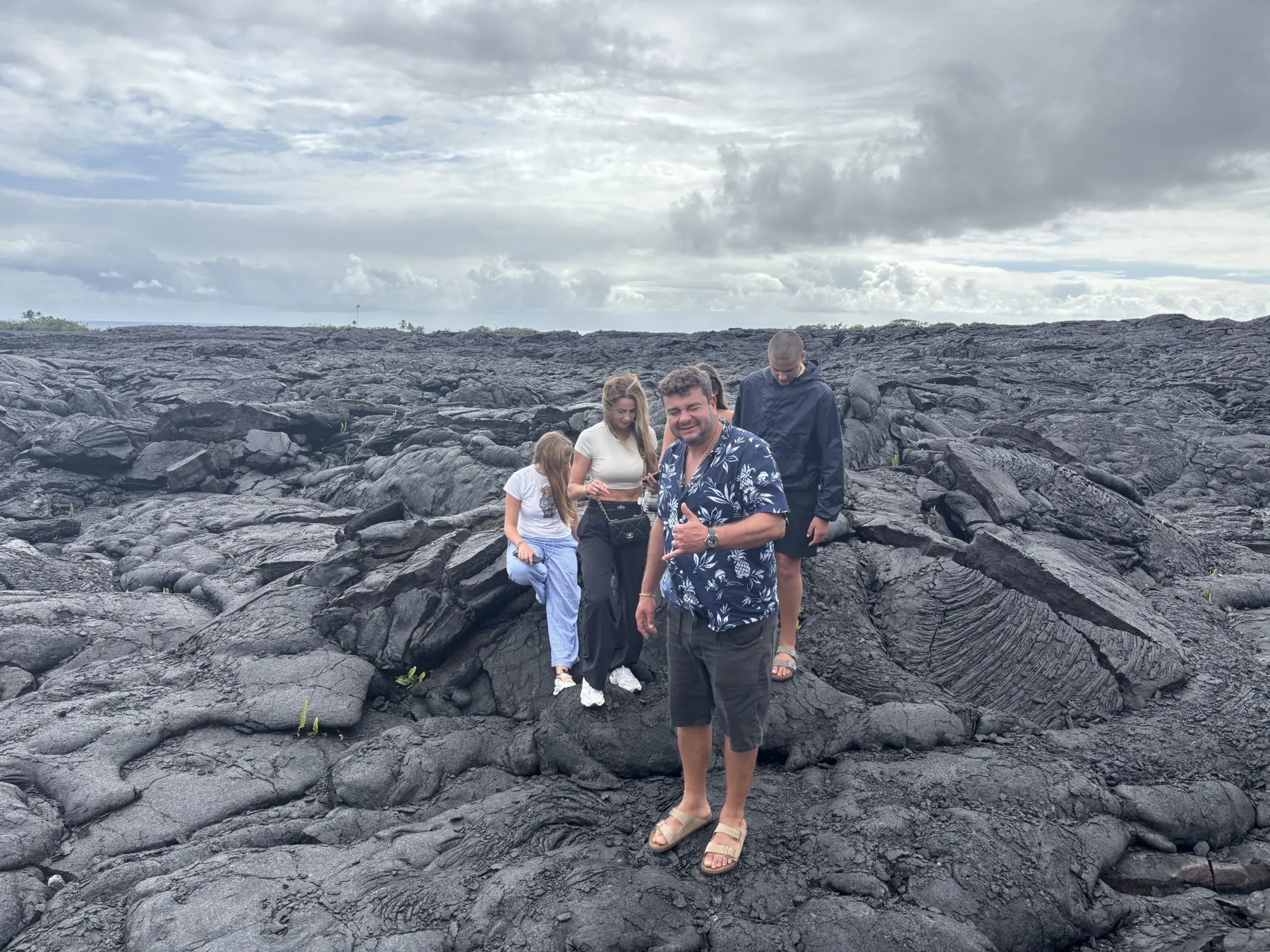 Visitantes em paisagem de lava na Big Island