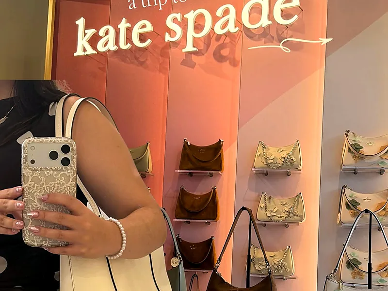 Parede de bolsas Kate Spade em loja de outlet de Orlando, com modelos e cores variados