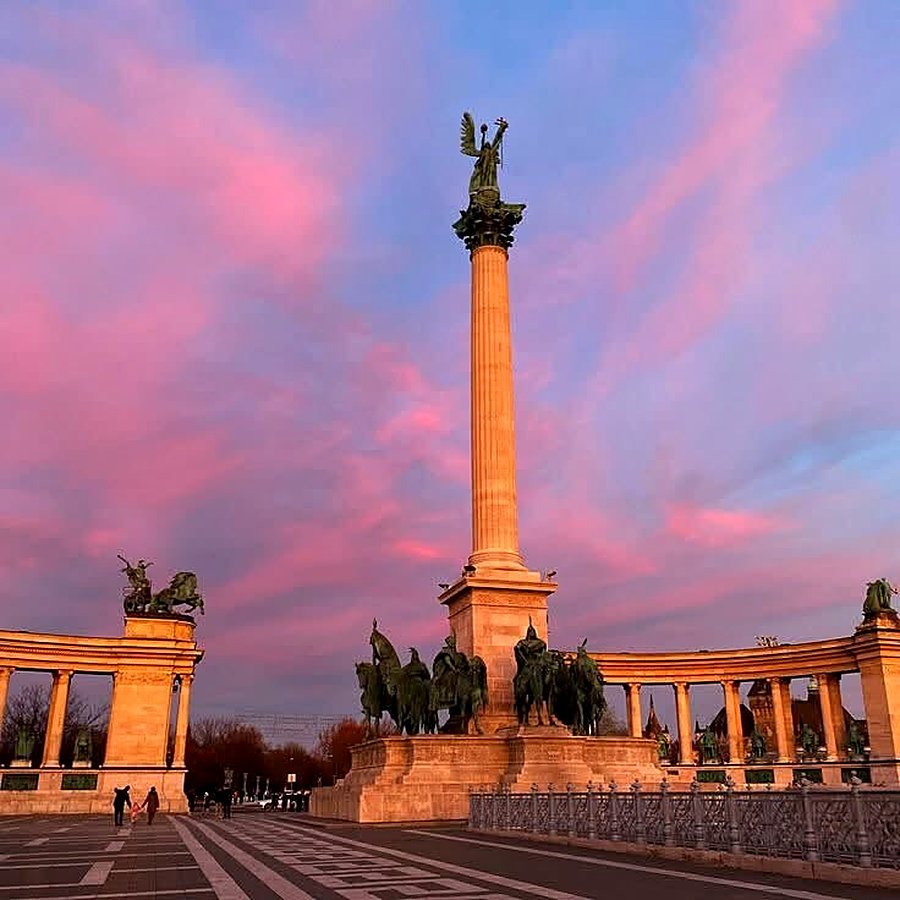 Praça dos Heróis ao entardecer