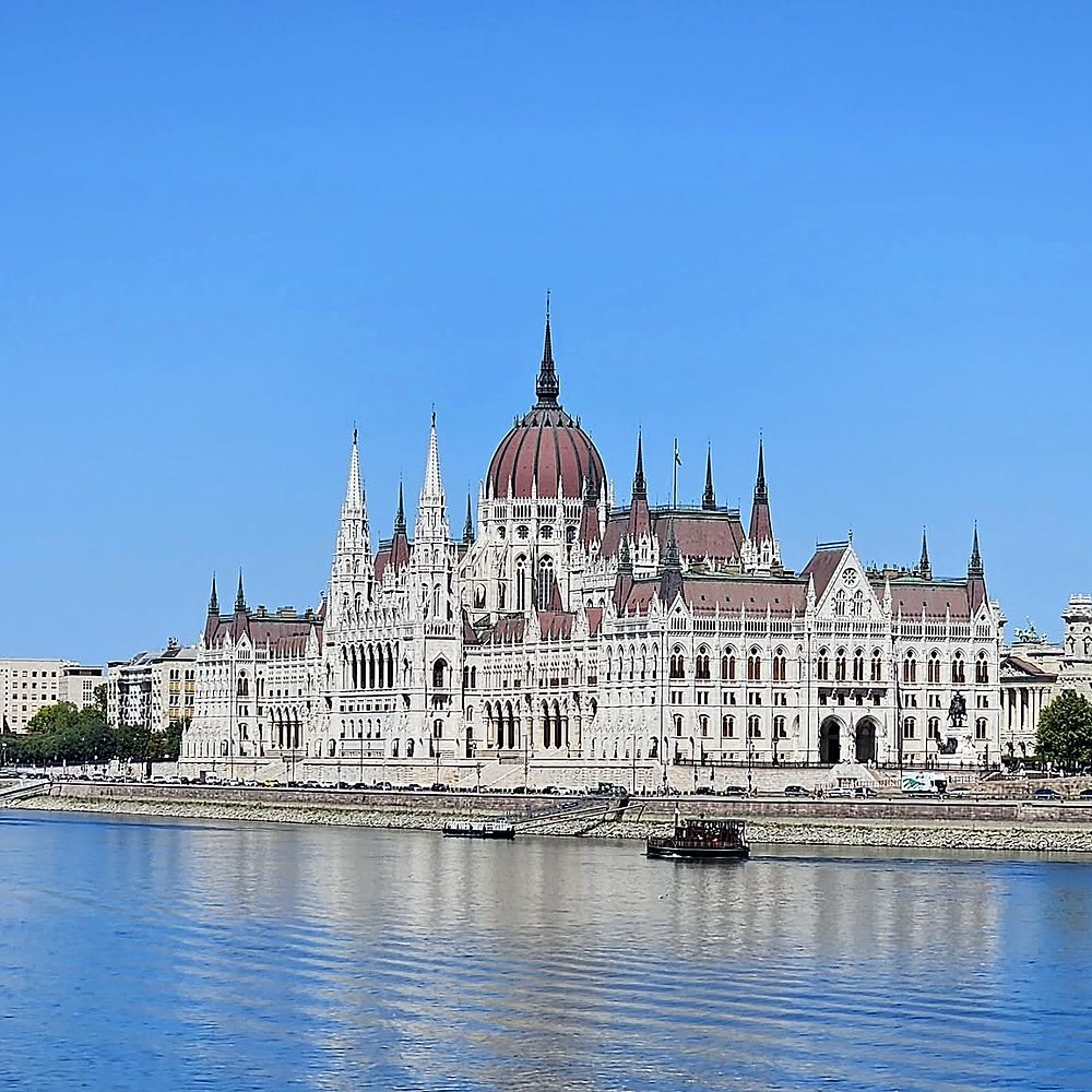 Parlamento Húngaro à beira do Rio Danúbio