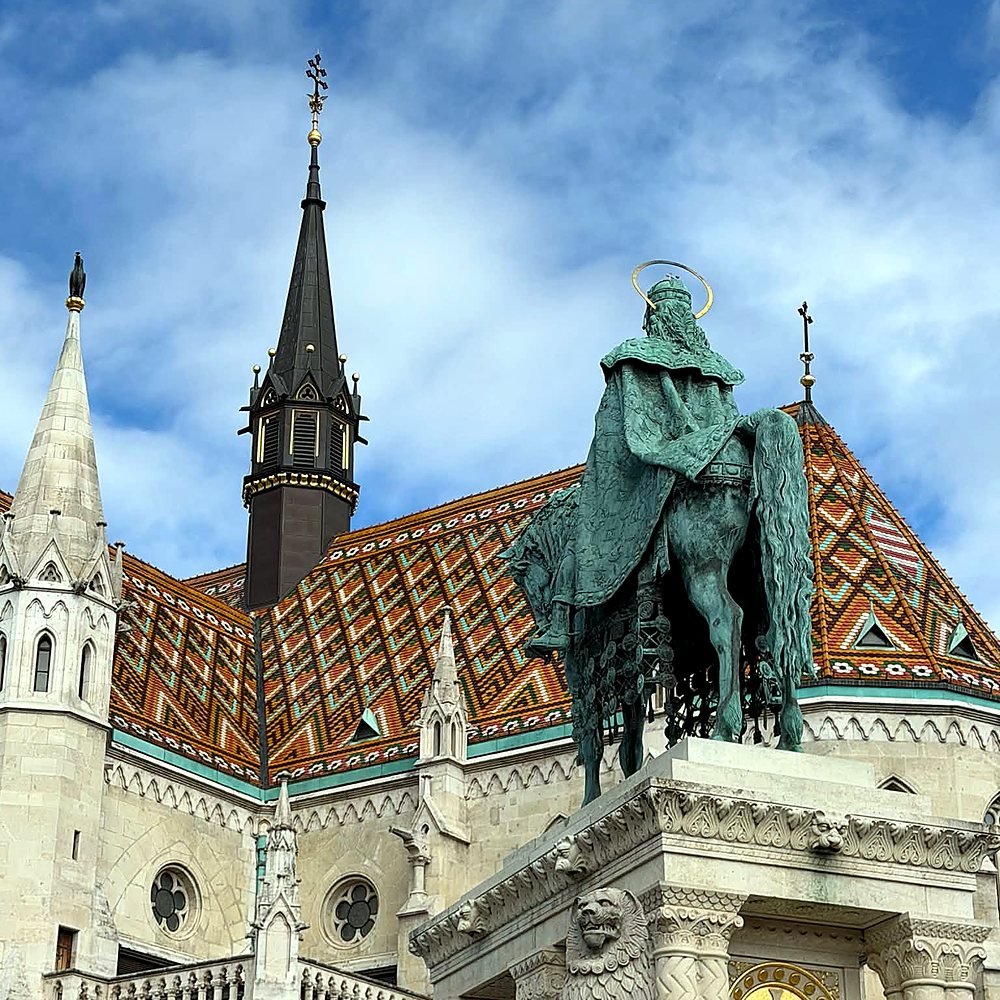 Telhado colorido da Igreja de Matias e estátua de Santo Estêvão