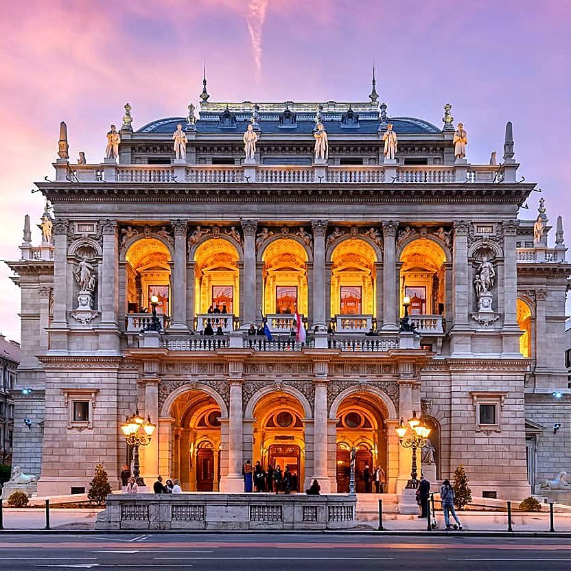Ópera Estatal Húngara iluminada ao entardecer