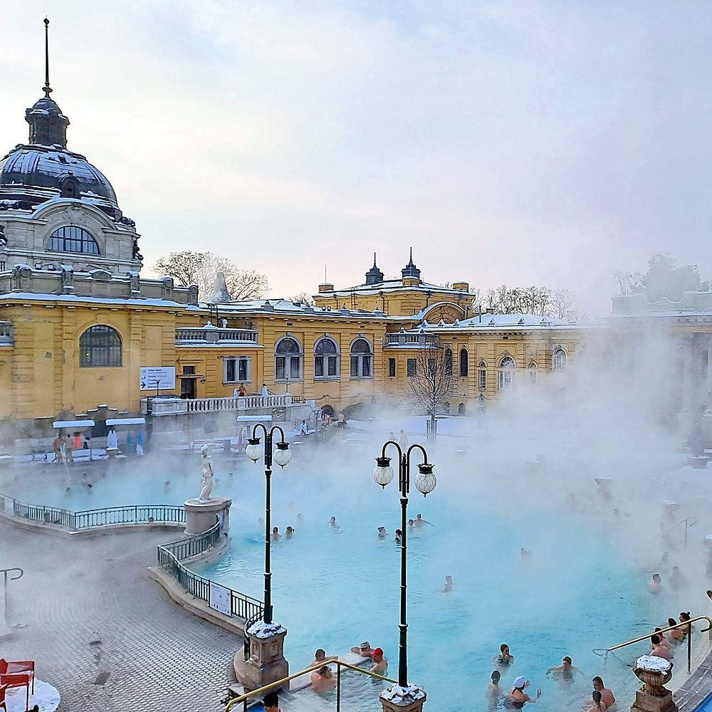 Piscinas termais ao ar livre dos Banhos Széchenyi no inverno