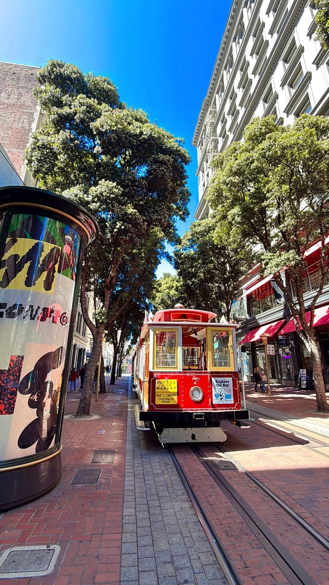 Bondinho vermelho na Powell Street, em San Francisco, em dia de sol