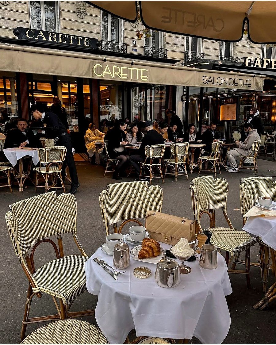 Mesa com croissant e café em um terraço parisiense