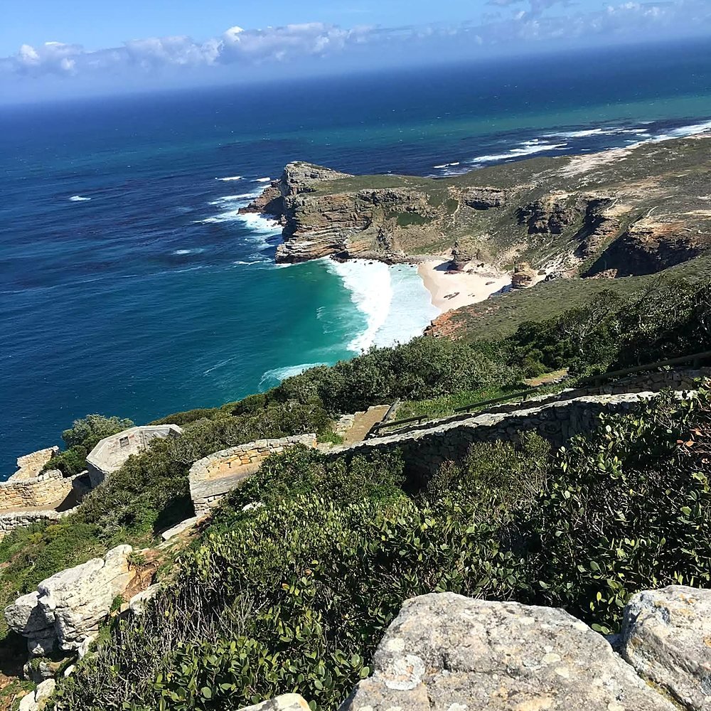 Falésias e praia do Cabo da Boa Esperança vistas do mirante de Cape Point