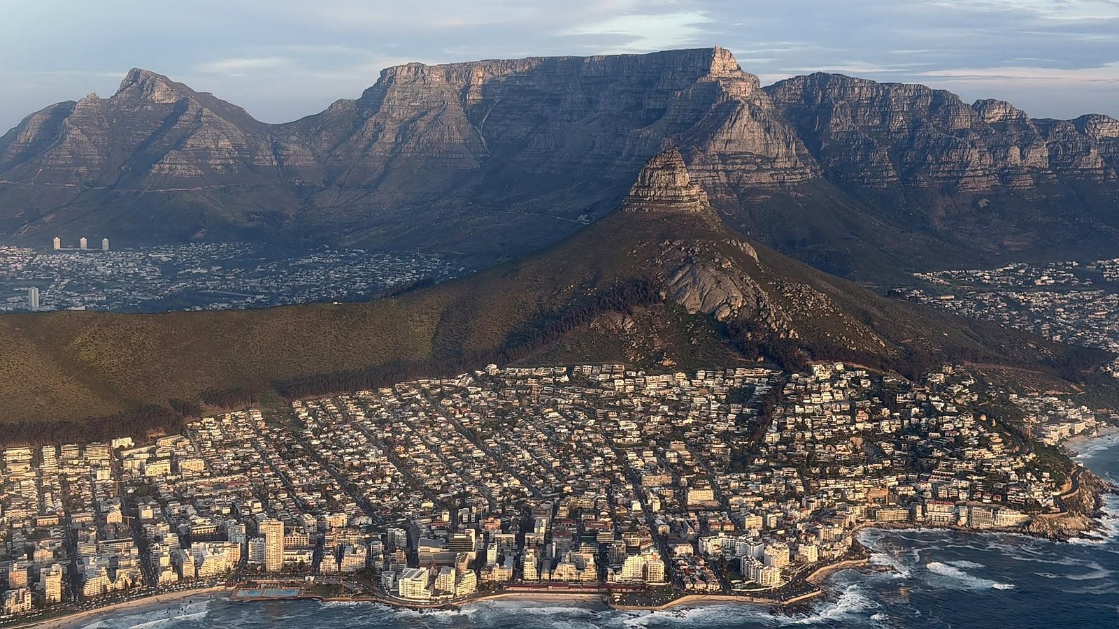 Vista aérea da Cidade do Cabo com a Table Mountain e o Lion's Head ao entardecer