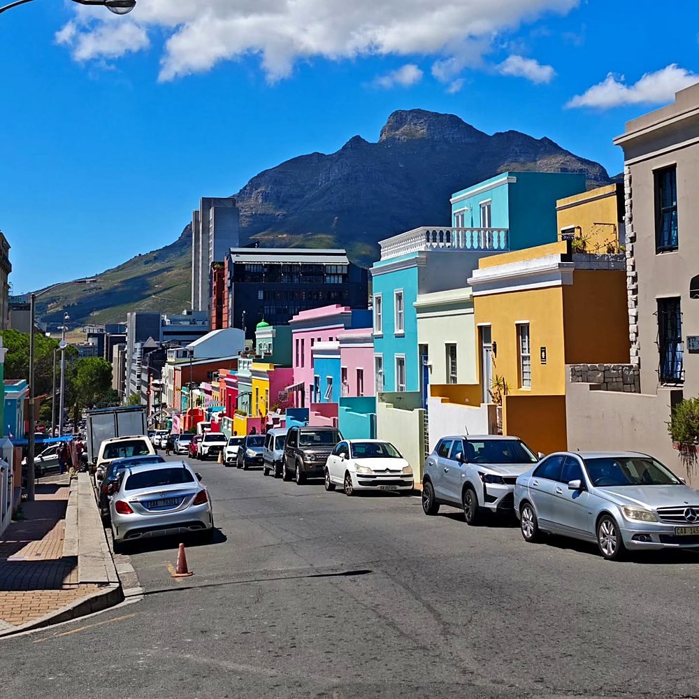Casas coloridas do bairro Bo-Kaap com a montanha ao fundo
