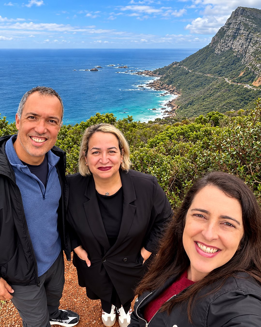 Bia com turistas brasileiros em um mirante da Península do Cabo
