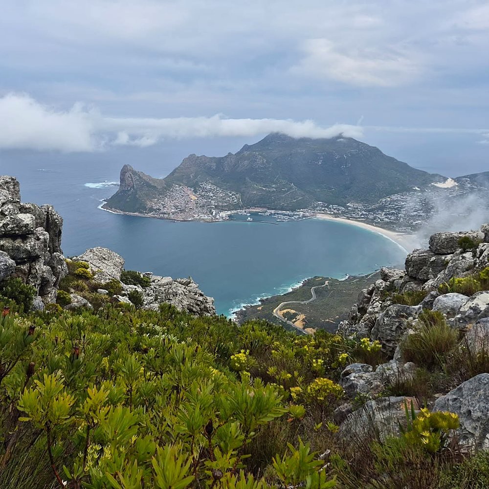 Baía de Hout Bay vista do alto da montanha