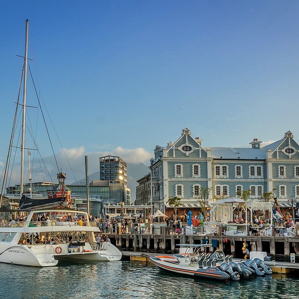 Barcos no porto do V&A Waterfront ao entardecer
