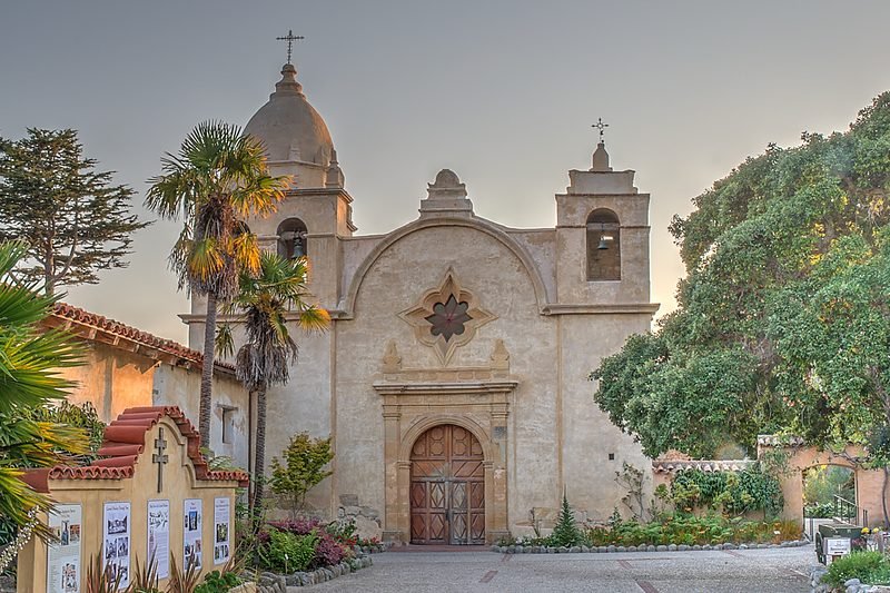 Fachada da Carmel Mission, missão San Carlos Borromeo del Río Carmelo, fundada em 1771