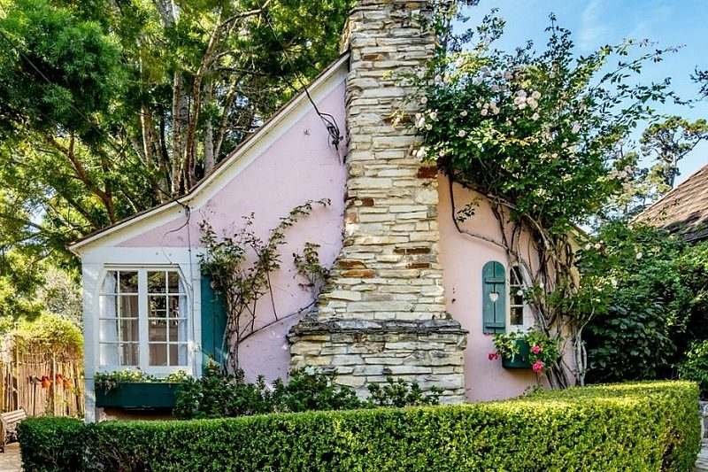 Casinha de conto de fadas construída por Hugh Comstock em Carmel By The Sea