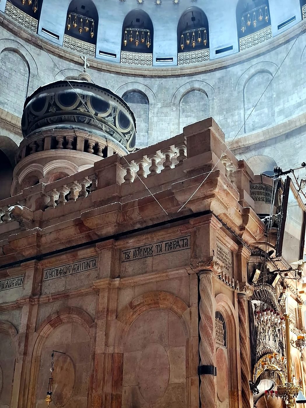 Edícula no interior da Igreja do Santo Sepulcro - passeio com guia brasileira em Jerusalém