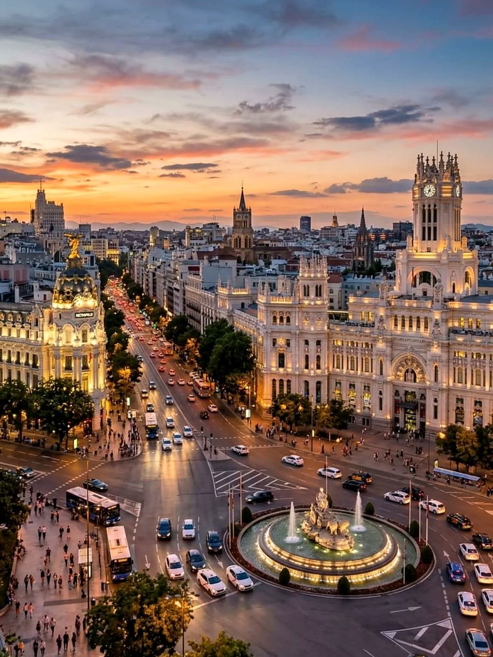 Praça de Cibeles e a Gran Vía iluminadas ao anoitecer, em Madri