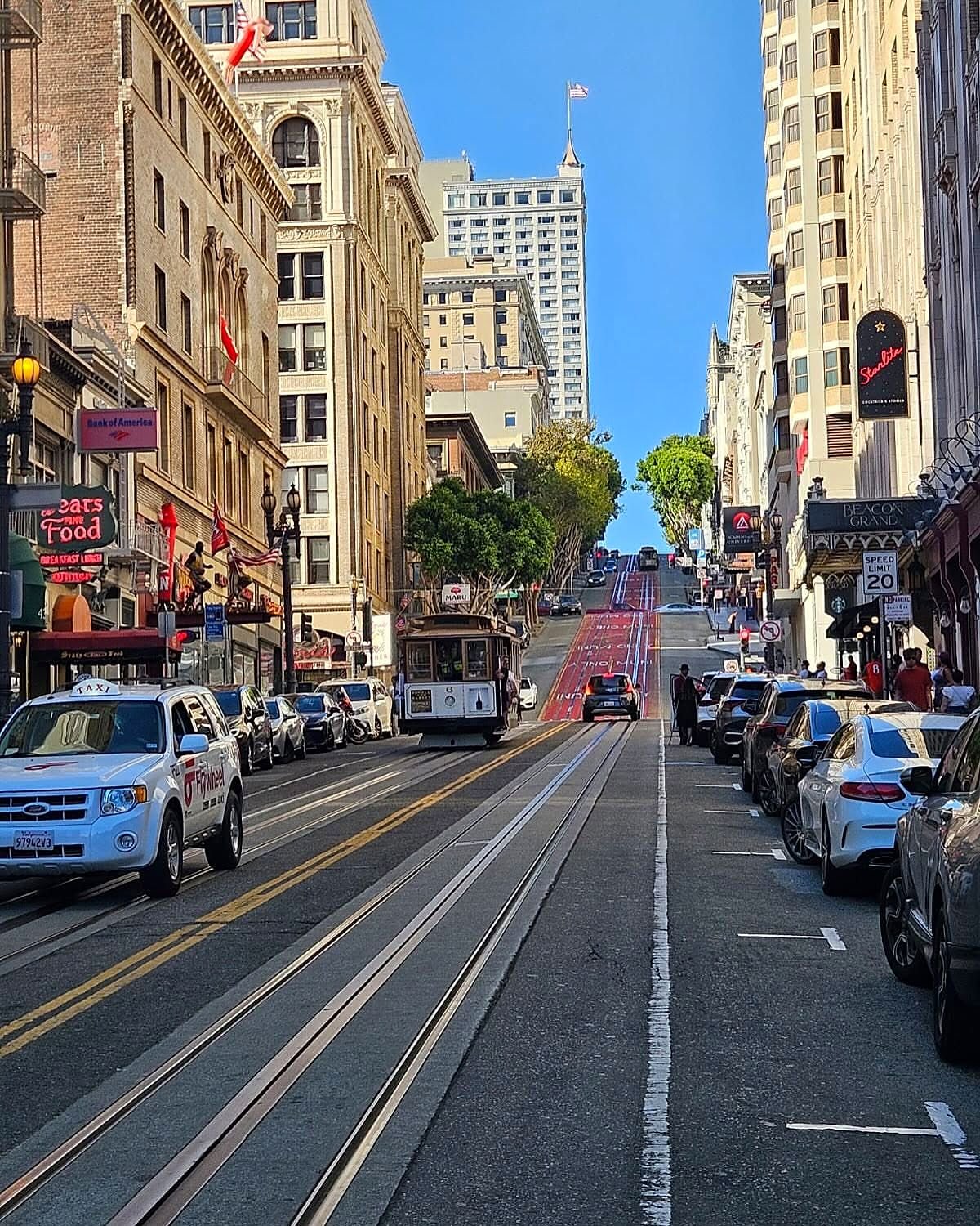 Bondinho subindo uma das ladeiras do centro de San Francisco
