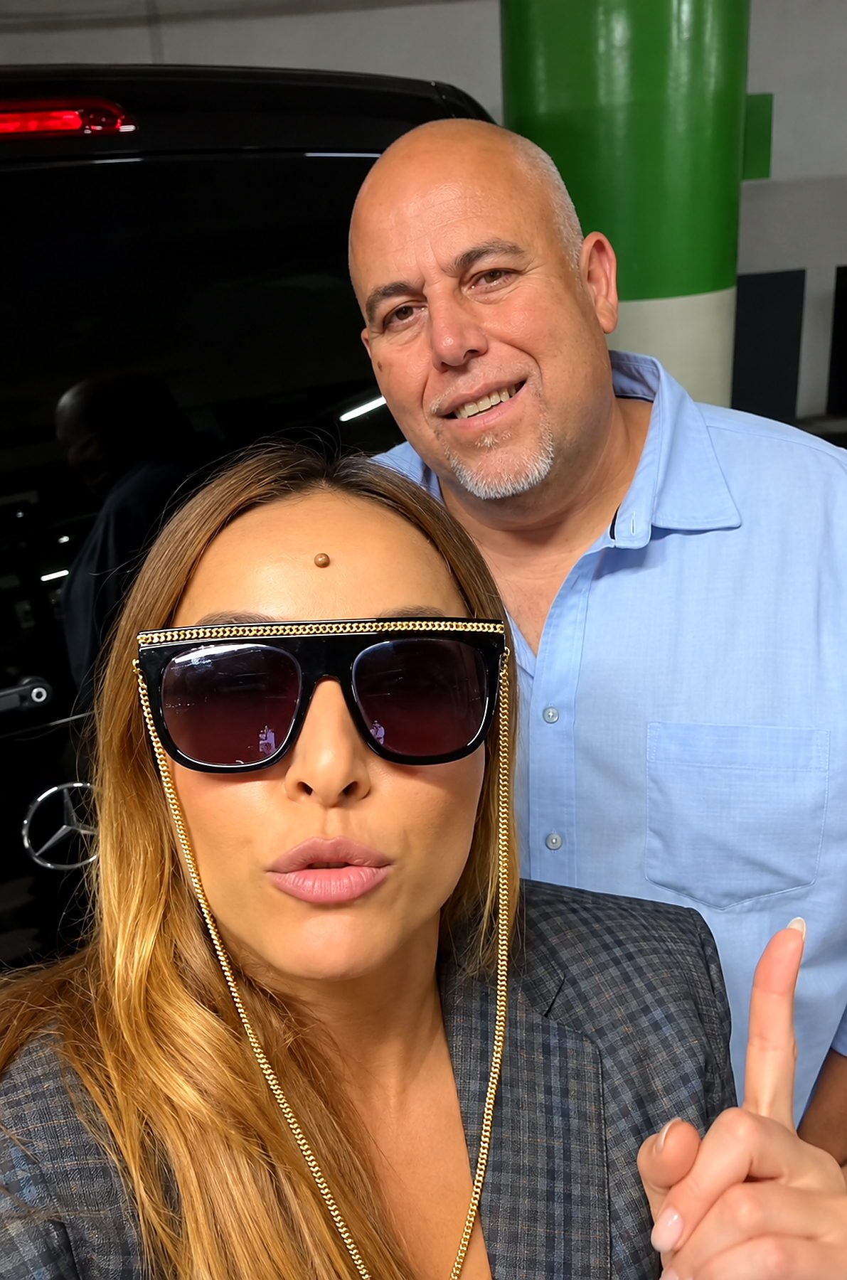 Alexandre ao lado da apresentadora Sabrina Sato em Portugal