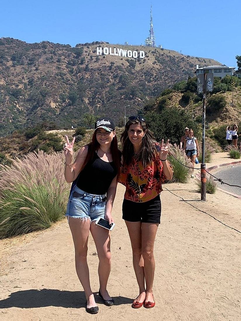 Clientes brasileiras em frente ao letreiro de Hollywood durante o city tour