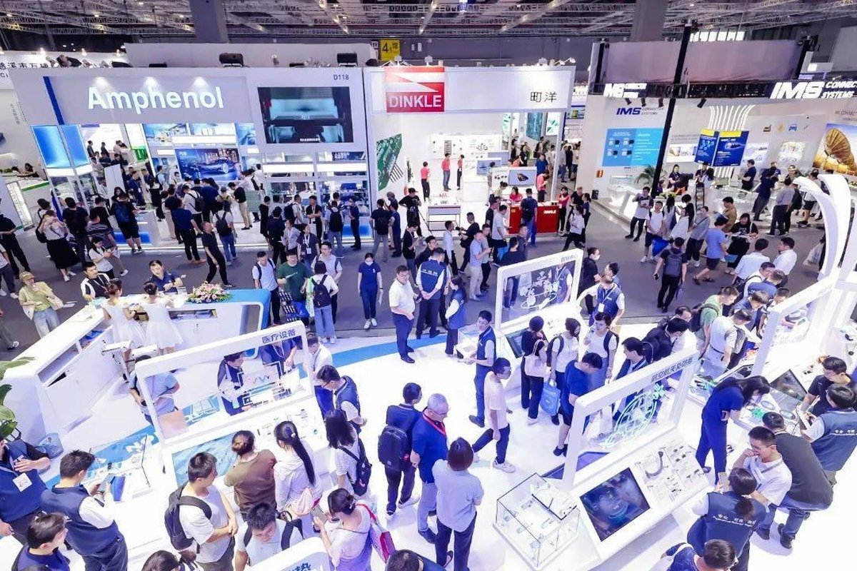 Componentes eletrônicos e placas expostos em feira técnica em Xangai