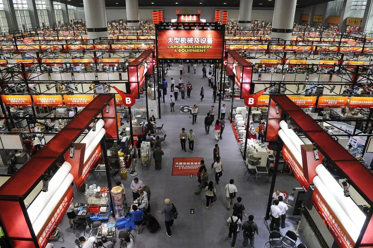 Corredor de pavilhão lotado de estandes durante feira comercial na China