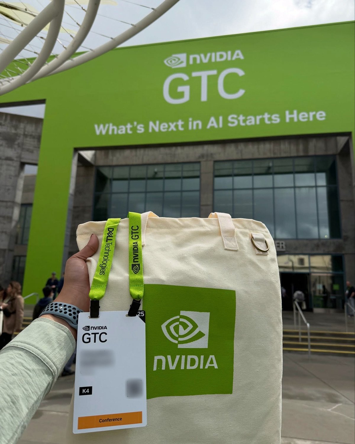 Crachá e sacola da NVIDIA GTC em frente ao San Jose McEnery Convention Center