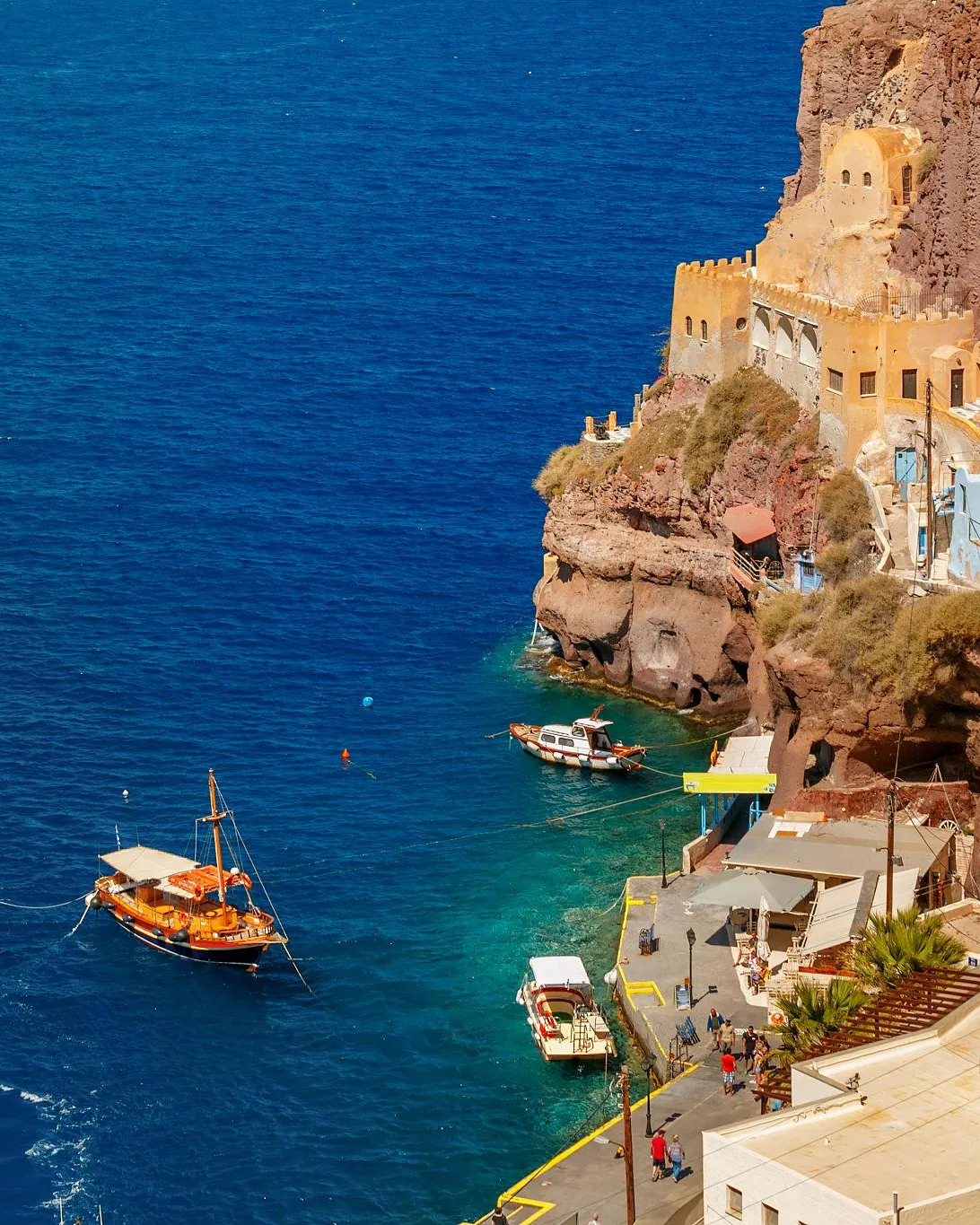 Barcos atracados no porto antigo de Fira, ao pé das falésias de Santorini