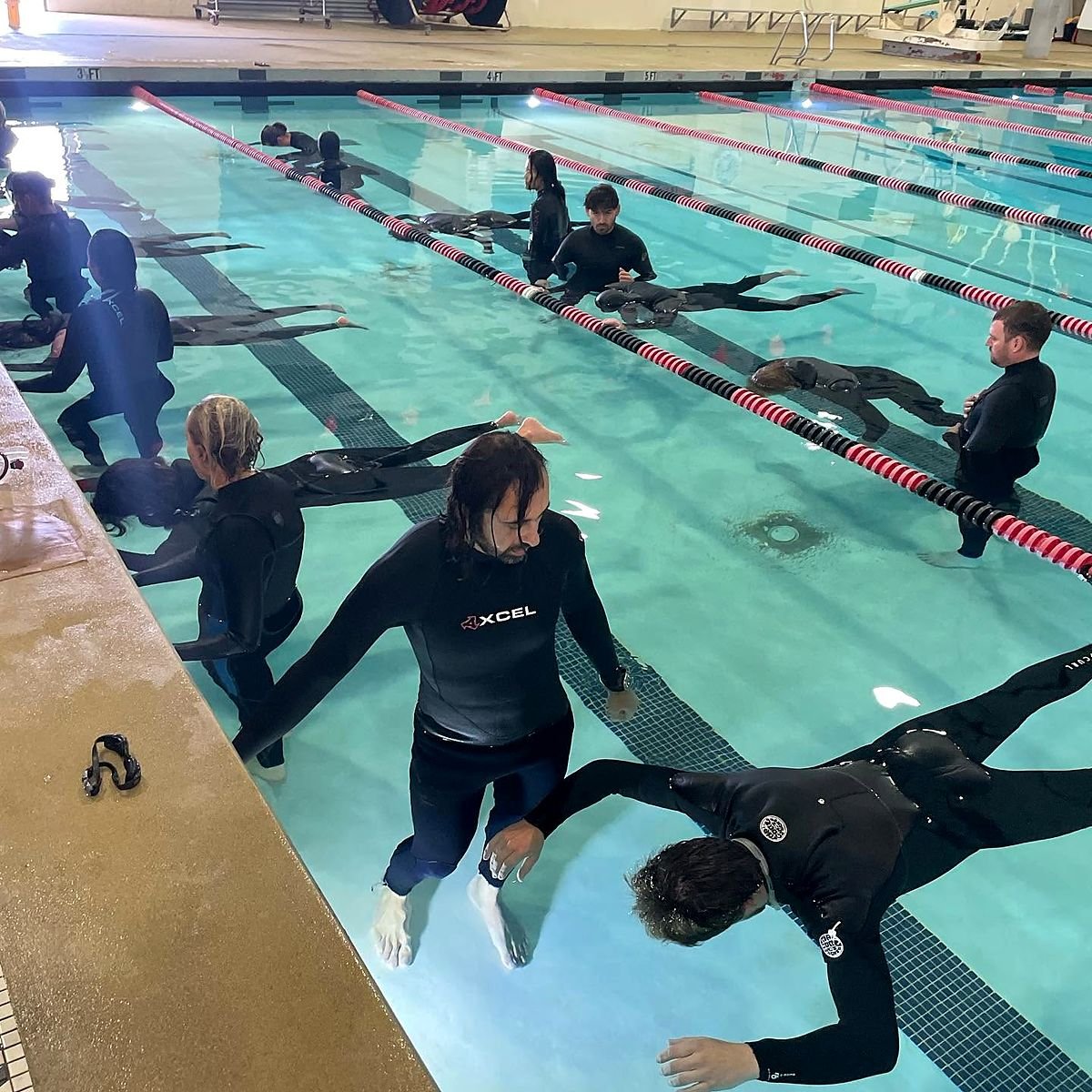Ricardo Taveira orientando alunos em treino de apneia na piscina