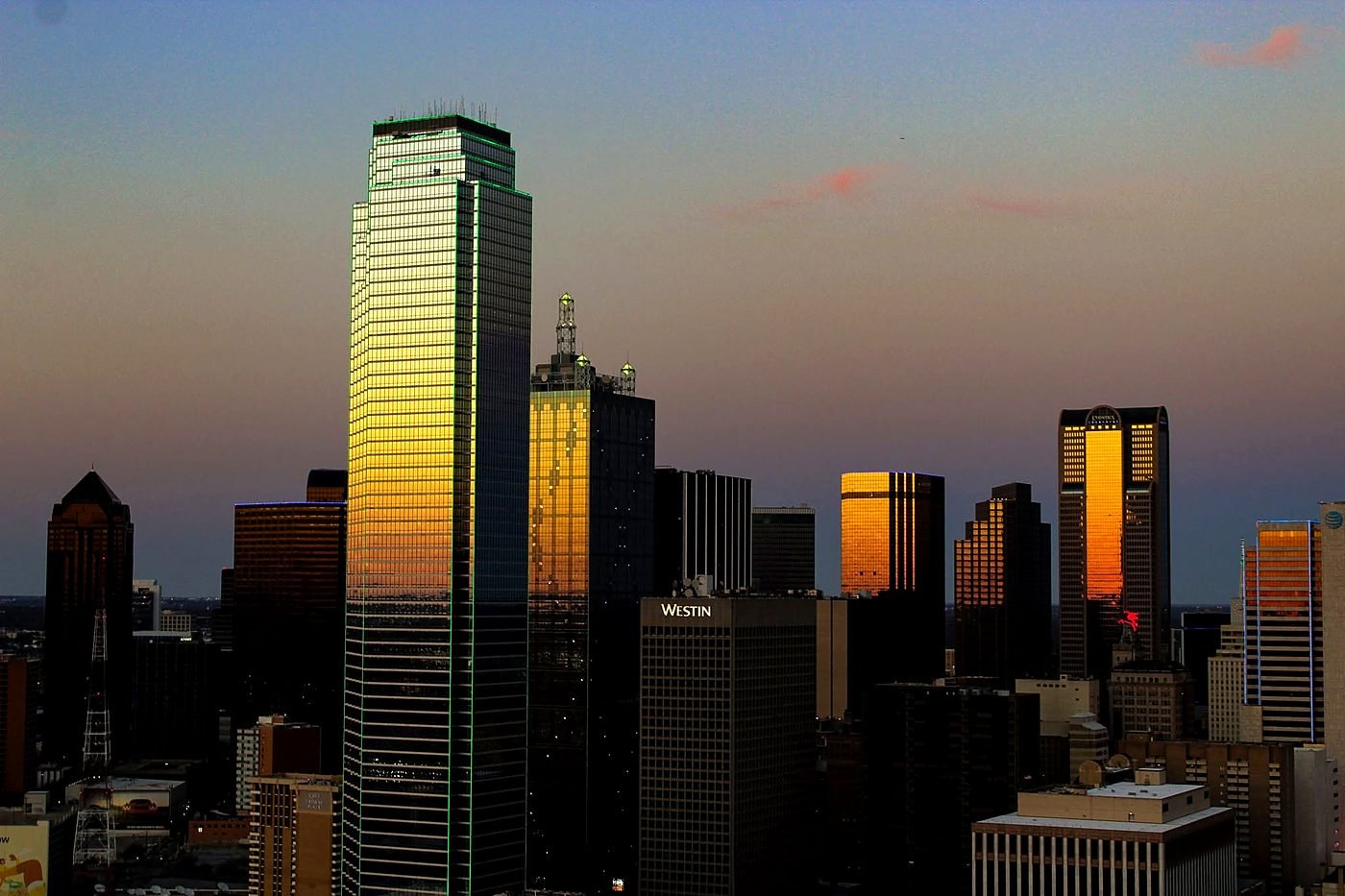 Arranha-céus do centro de Dallas iluminados pelo pôr do sol