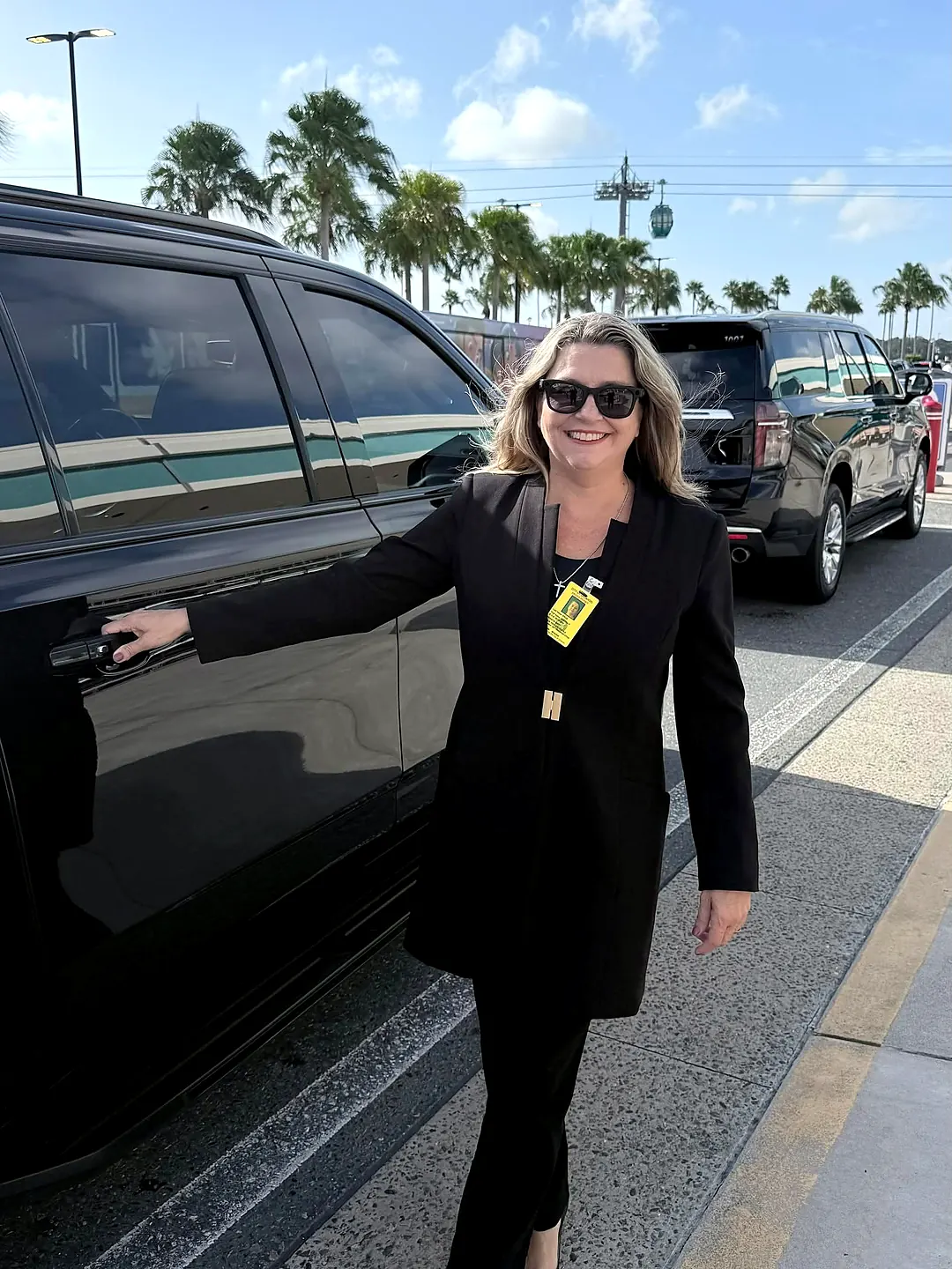 Débora, da 1001 Transportation, ao lado de um dos veículos executivos da empresa em Orlando