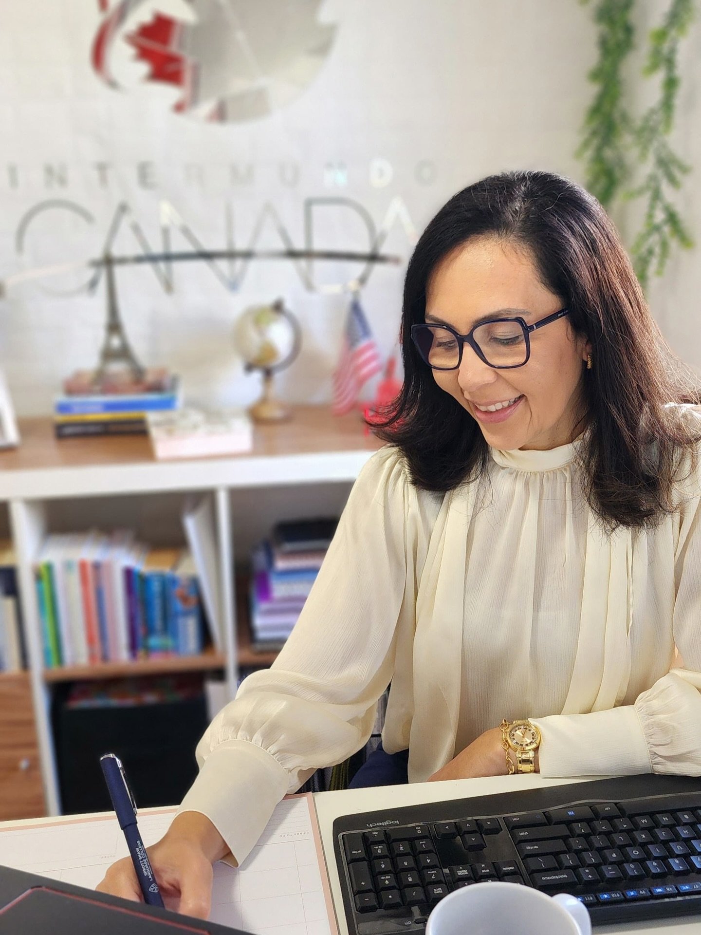 Diana Carvalho trabalhando no escritório da Intermundo Canadá