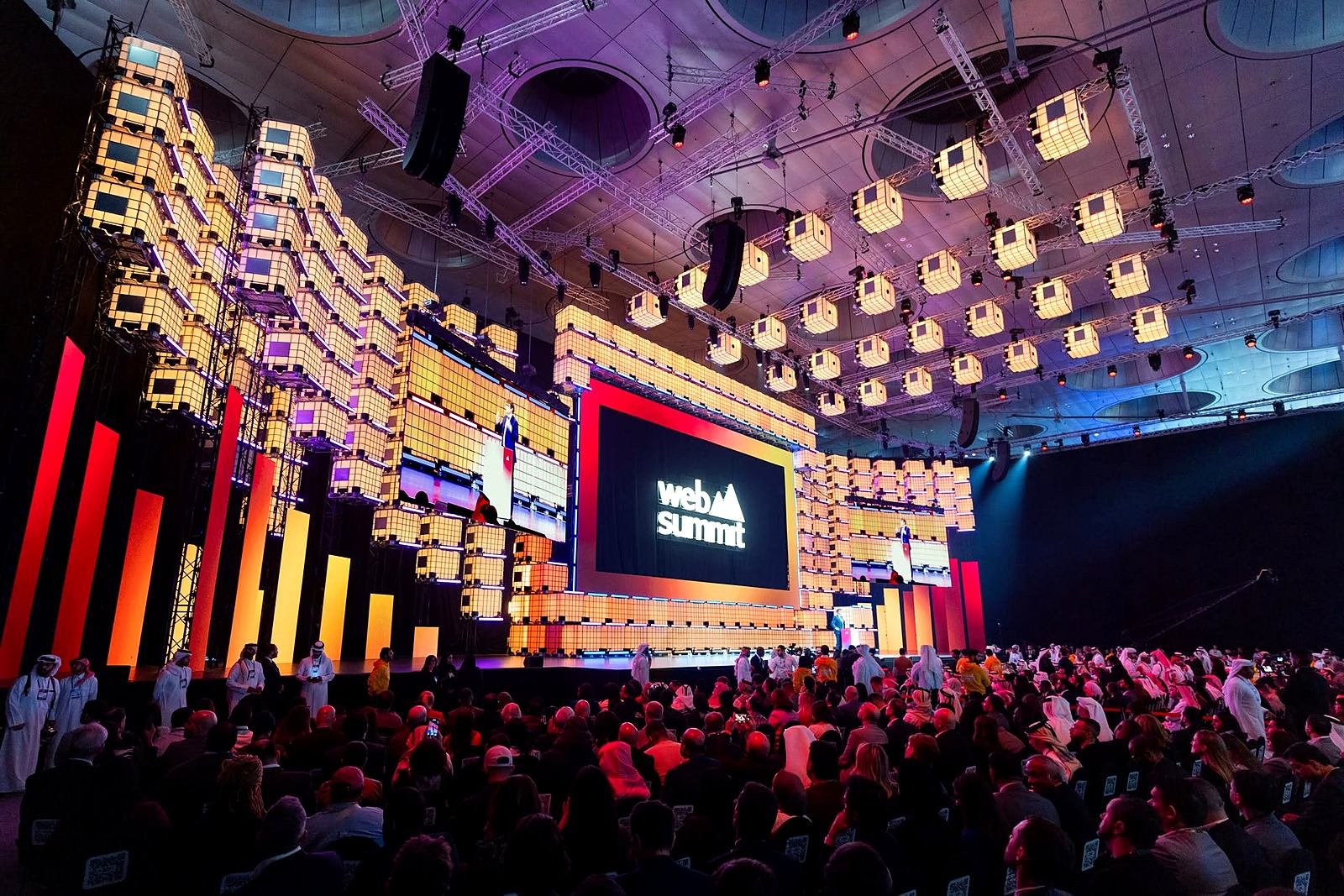 Palco principal do Web Summit Qatar com plateia
