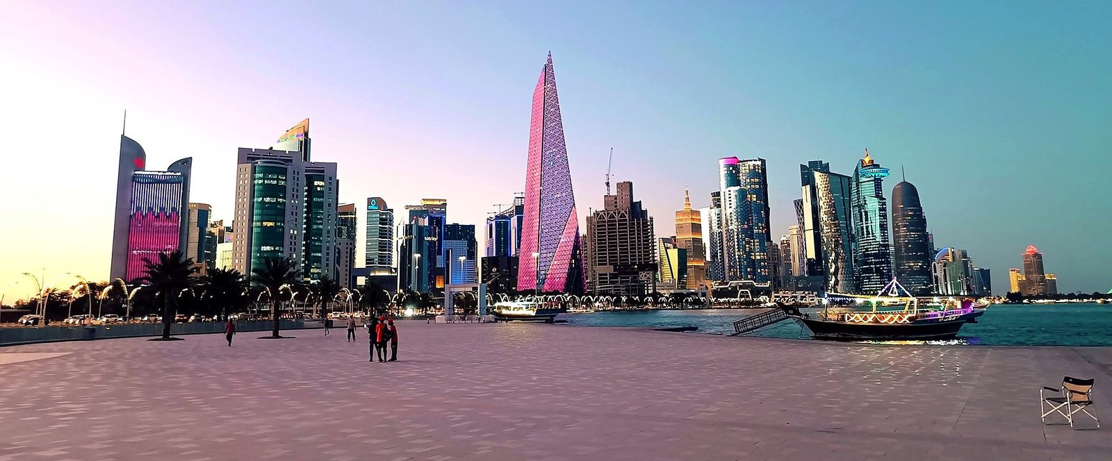 Skyline de West Bay visto da Corniche de Doha ao entardecer