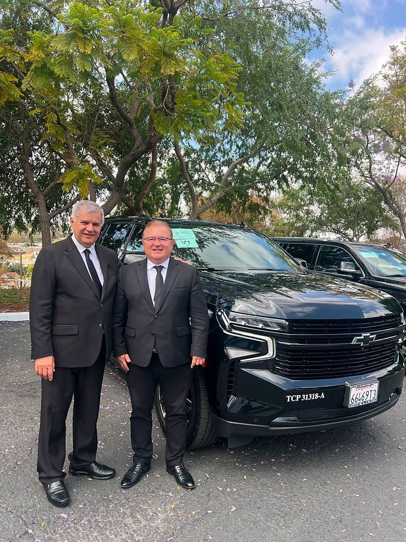 Eliseu Galeli e um dos motoristas da GS Transportation ao lado do SUV