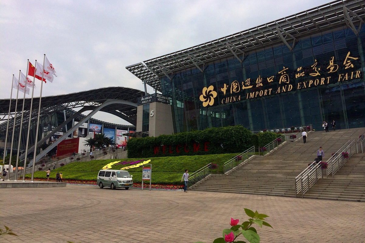 Entrada principal da Canton Fair com compradores internacionais e crachás