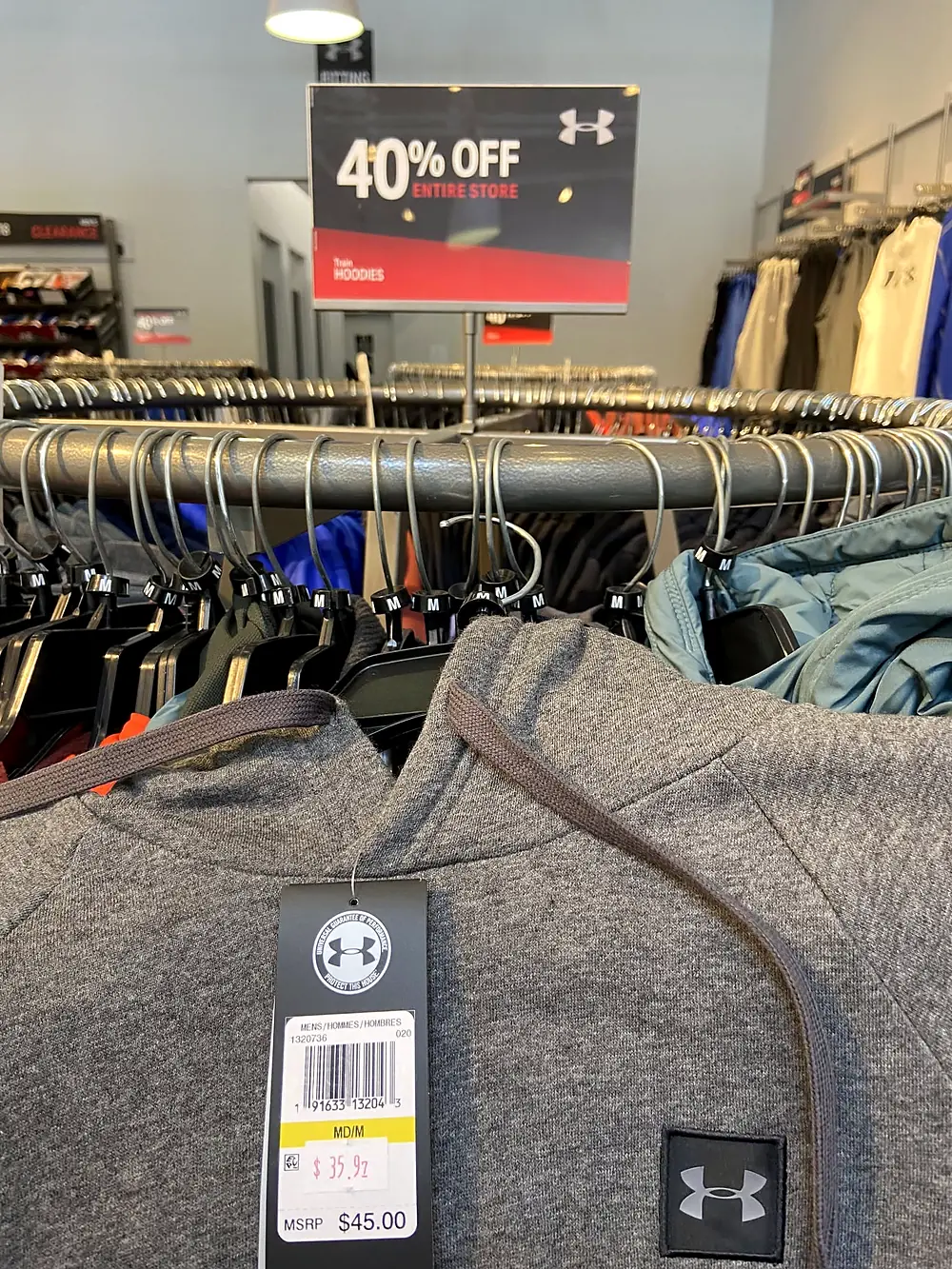 Etiqueta de preço promocional em peça de roupa dentro de um outlet de Orlando, com desconto de 40% na loja