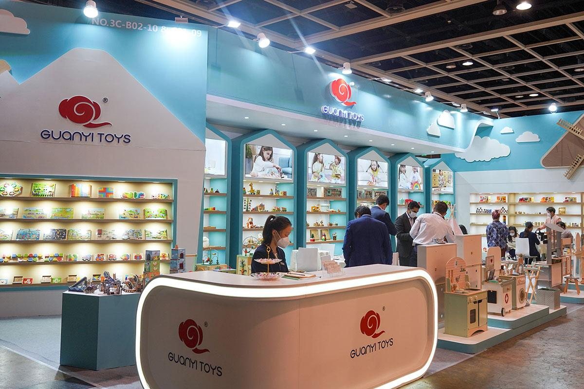 Estande de brinquedos e produtos infantis em feira comercial em Hong Kong